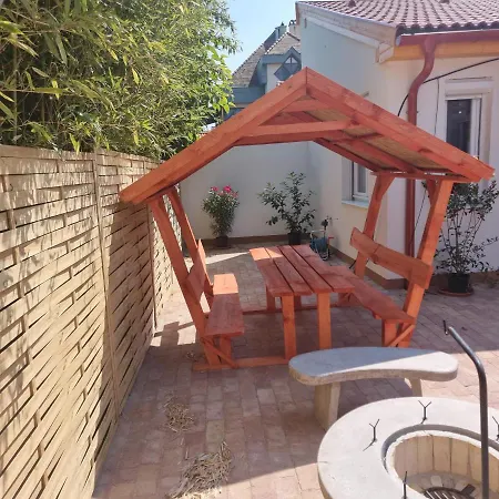 Oecsi Vendeghaz Apartment *